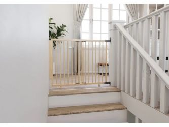 BabyDan Vysoká zábrana na schodiště Adjust Pro Stair Gate Wood, 65-110cm,šroubovací, v.81cm