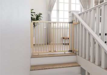 BabyDan Vysoká zábrana Adjust Pro Stair Gate Baluster Edition wood, 74,5-114 cm, v.81cm